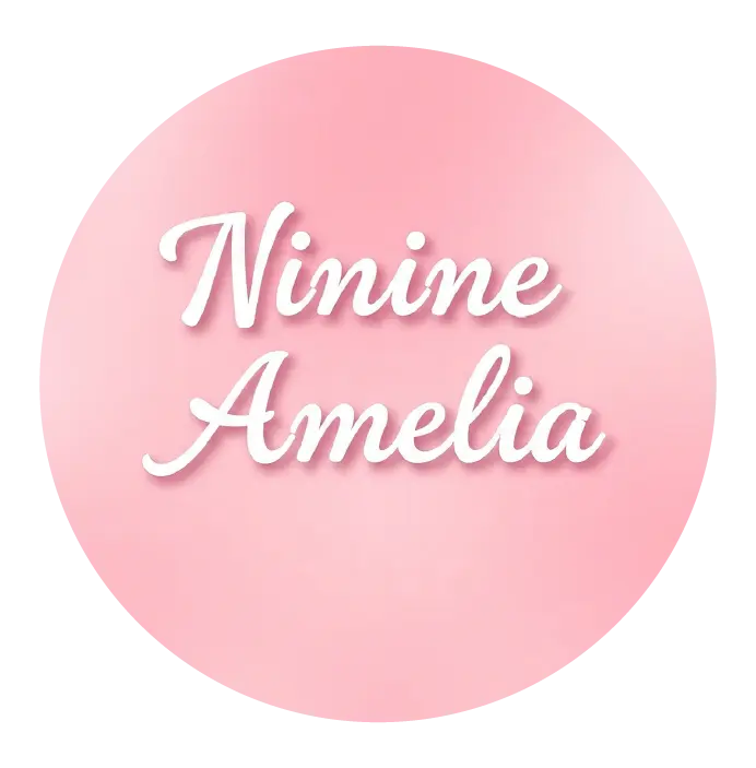Logo circular de Ninine Amelia en fondo rosa con tipografía cursiva blanca
